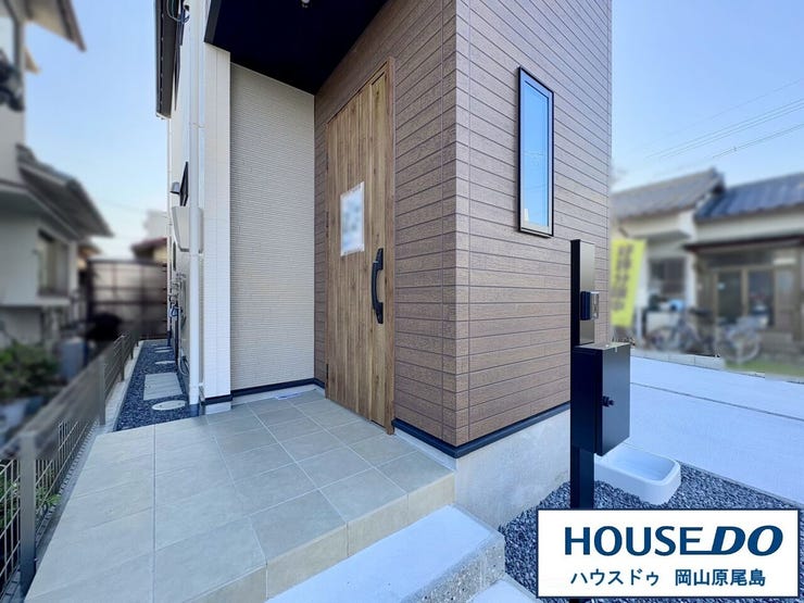 屋根付きなので、雨の日も傘の開閉や鍵の出し入れ時も濡れずに快適♪