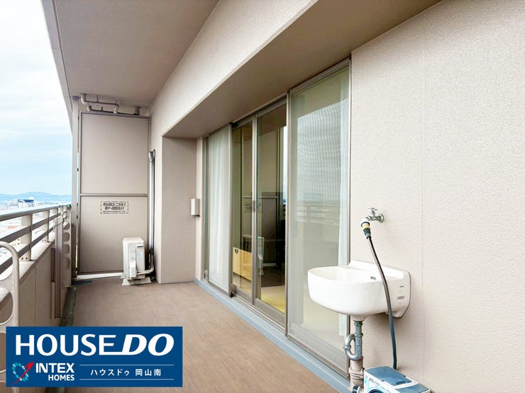 【便利なスロップシンク付きの広々バルコニー】
広々としたバルコニーには、あると嬉しいスロップシンク付き!
お子様の靴洗いや泥のついた道具を洗うのに大活躍しますね◎