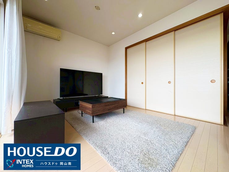 【フレキシブルに使える広々リビング】
明るい陽射しが差し込む開放的な空間!
隣接する和室とつなげると、広々とした大空間になり、ご家族の形に合わせてフレキシブルに使えます!