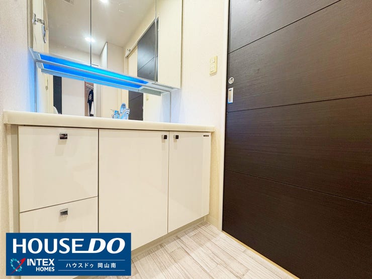 【三面鏡裏も収納できる洗面化粧台】
三面鏡の裏にもたっぷり収納できる洗面化粧台!
照明がお洒落で、忙しい朝も気持ちよく身だしなみを整えられますね♪