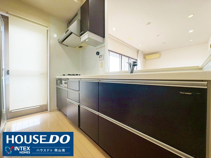 【家族との会話が弾む対面式キッチン】
リビングを見渡せる対面式キッチンで、お子様の様子を見ながらお料理ができます!