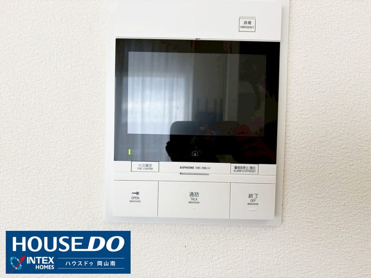 【安心の毎日を支えるカラーモニター付きインターホン】
来訪者を映像で確認できるカラーモニター付き!防犯面で安心感が高まります。お子様のお留守番もこれで心強いですね。