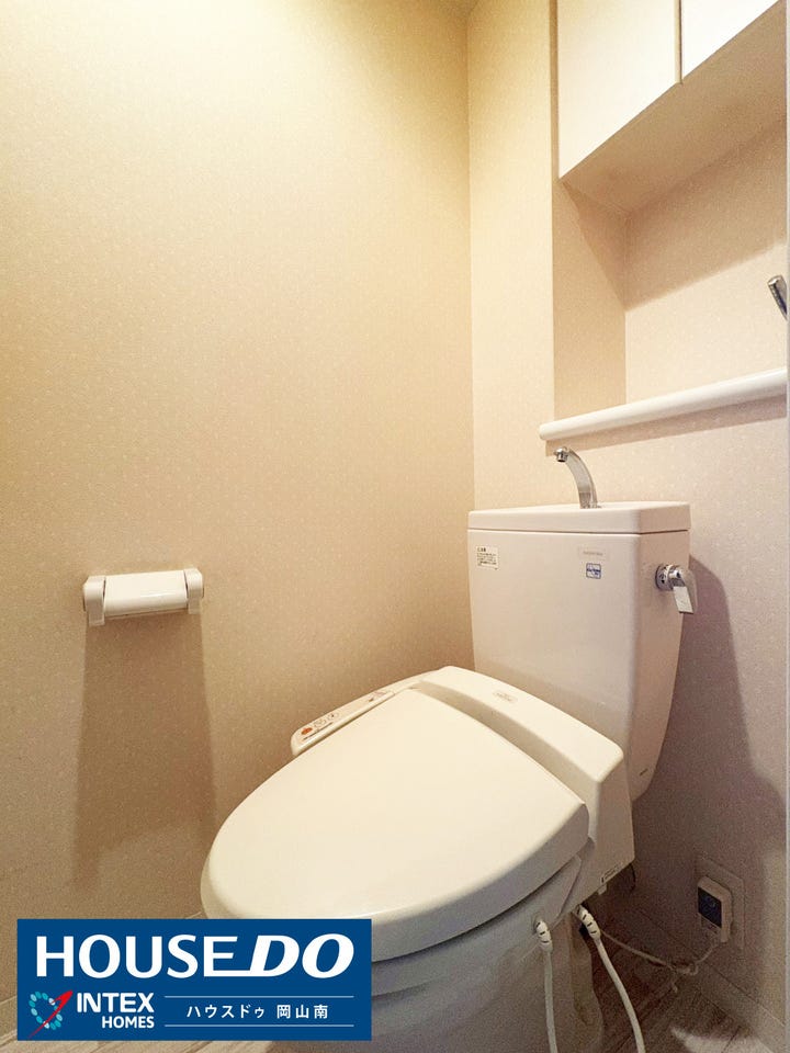 【清潔感あふれる快適なトイレ空間】
ご家族が毎日使う場所だから、温水洗浄便座付きでいつも清潔!
上部には収納スペースもあり、ストック管理にも便利です♪