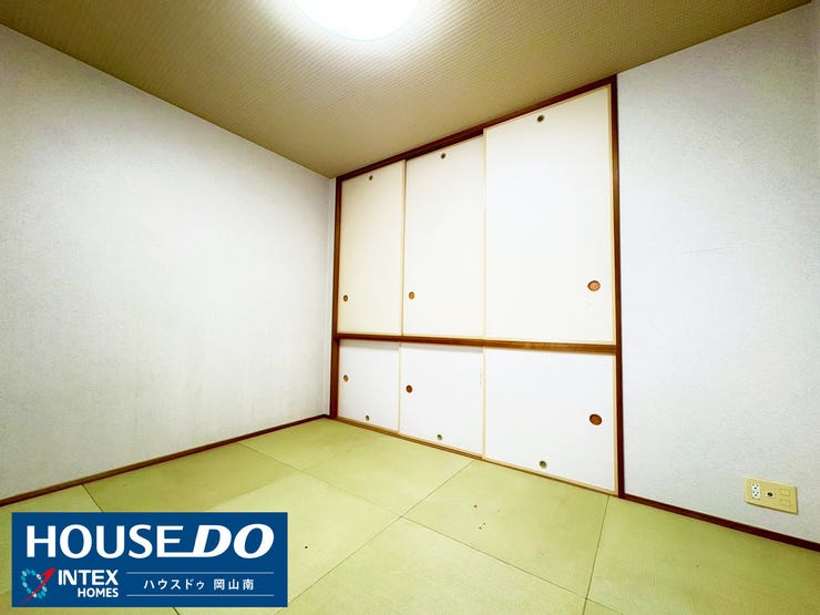 【多用途に使える!家族を見守れる和室】
リビングに隣接した和室は、子どもの遊び場やお昼寝に最適!
扉を閉めれば来客時の客間としても活躍する万能スペースです♪