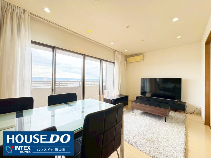 【開放感あふれる明るいリビング】
大きな窓から陽光がたっぷりと差し込む、開放感抜群のリビングです!
この広さなら、ご家族皆さんがゆったりと過ごせますね♪