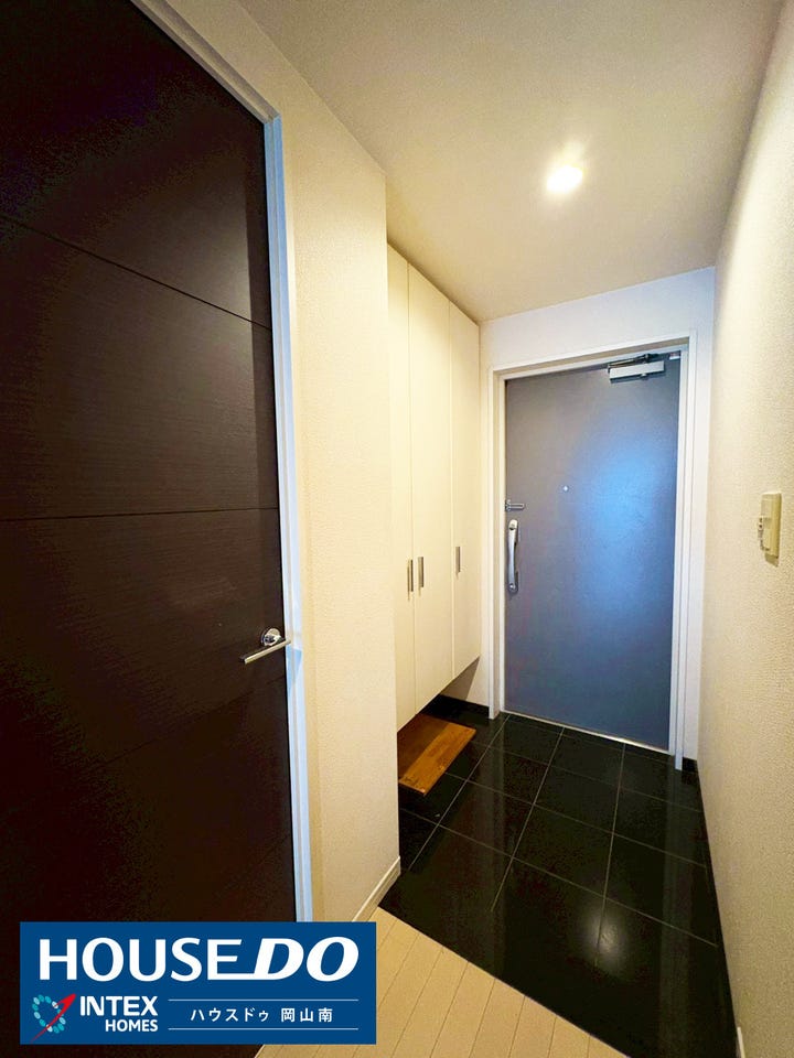 【大容量!すっきり片付く玄関収納】
天井まで届くほど大容量のトール型シューズボックス!
パパママとお子様のお靴を分けてしっかり収納ができます◎