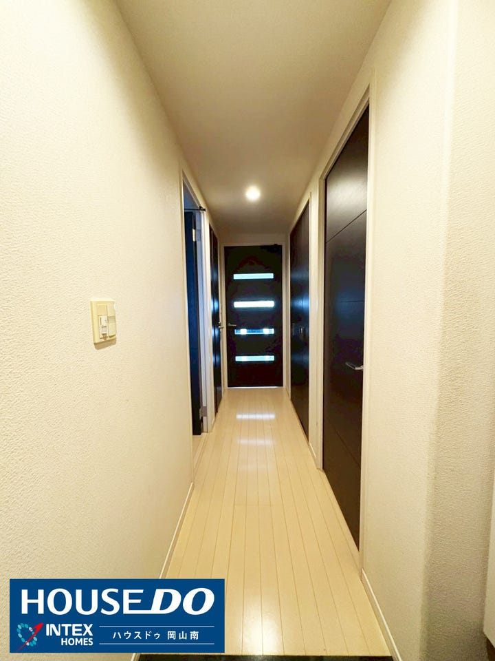 【家族のプライバシーを守る明るい廊下】
明るい照明と清潔感のある床で、毎日気持ちよく通れる廊下です!
各居室が独立しており、ご家族のプライベートもしっかり守れます!