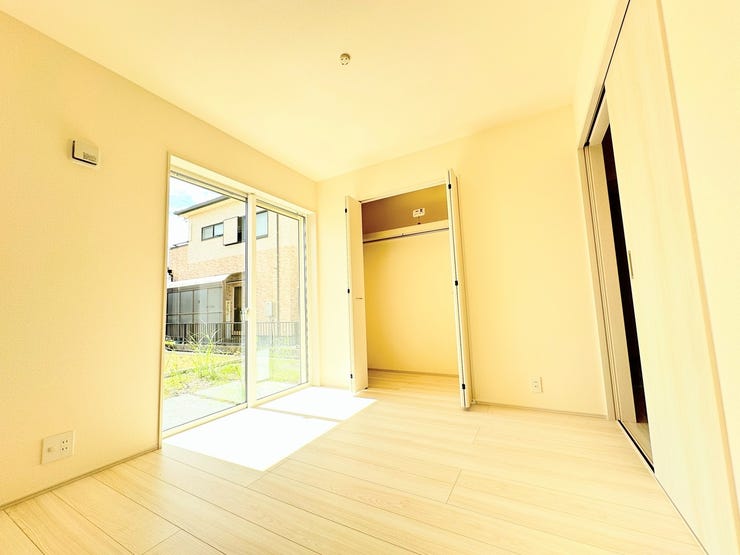 1階洋室。収納スペースがあります。