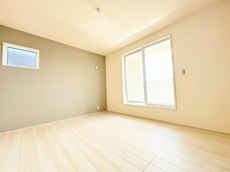 サッシは、Low-E複層ガラスを標準採用しており、断熱効果を高めます。