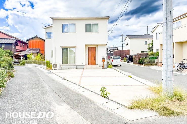 可愛らしい外観のお家です♪
閑静な住宅街に位置しており、周辺環境も良好です♪