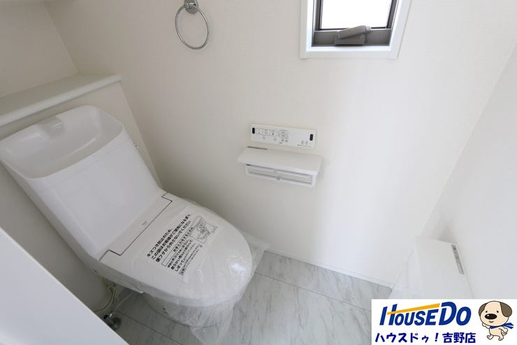 1階トイレ。温水洗浄便座付きのトイレは快適で、いつも清潔に保たれます。