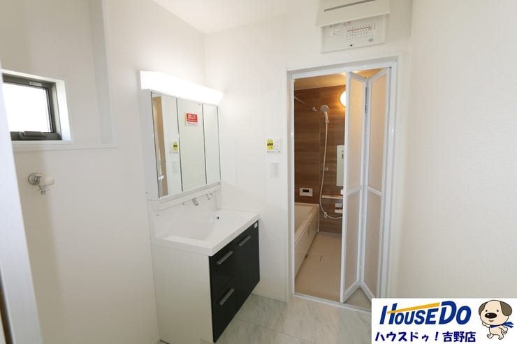 鏡の裏は収納スペースになっていますので、機能性・収納力に優れた洗面台です♪