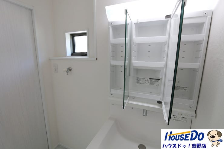 鏡の裏は収納スペースになっていますので、機能性・収納力に優れた洗面台です♪