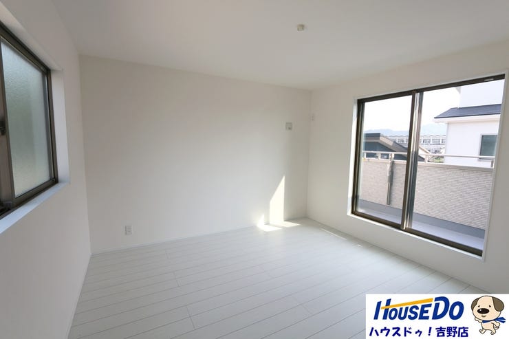 2階洋室8帖。全居室収納付きで子供達の大事な思い出もしっかりと保管しておくことが出来ます。