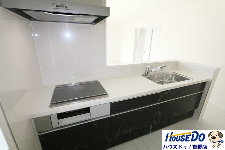 重たい鍋やフライパンもラクラク出し入れしやすい大型スライド収納。