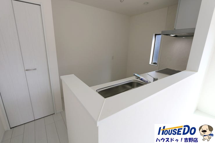 対面式キッチンで家族との会話を楽しみながら調理できますね。