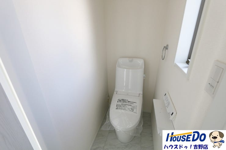 2階トイレ。温水洗浄便座付きのトイレは快適で、いつも清潔に保たれます。