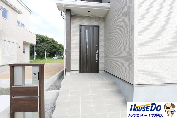 玄関には屋根があるので、雨の日でもゆとりをもって出入りできますね♪