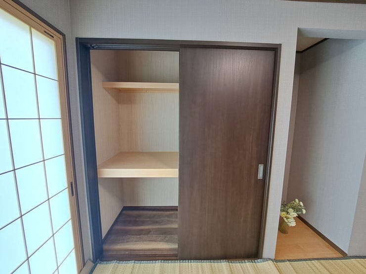 室内(2025年8月)撮影
◎本日案内可能◎
和室にも収納付きですので、座布団やお布団などをしまっておけます♪