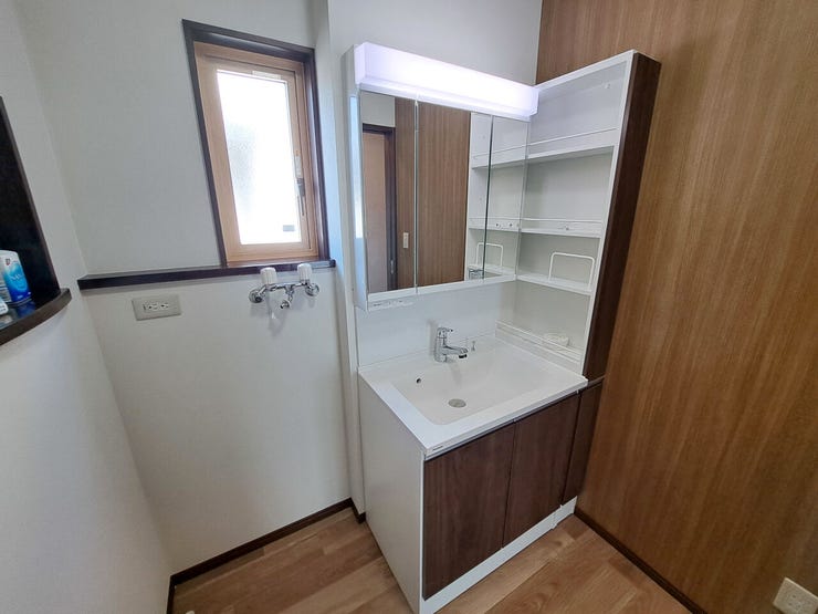 室内(2025年8月)撮影
◎本日案内可能◎
収納付きの三面鏡洗面台です!壁面の収納はオープンタイプのため出し入れもしやすいです◎