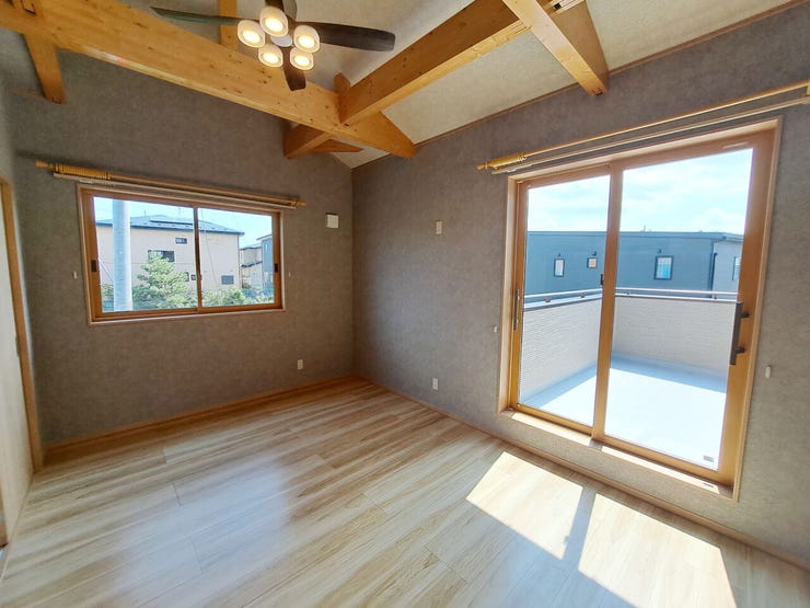 室内(2025年8月)撮影
◎本日案内可能◎
天井は板張り仕上げ♪開放感のあるお部屋となっております◎