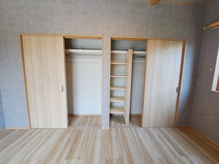 室内(2025年8月)撮影
◎本日案内可能◎
様々なものを収納できる棚付き◎帽子やバッグ、丈の長いお洋服もラクラク収納できますね!