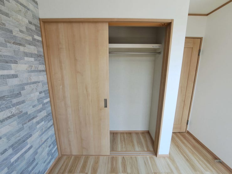 室内(2025年8月)撮影
◎本日案内可能◎
ハンガーラック付きの収納ですので丈の長いお洋服もしっかり収納できます!