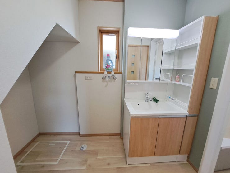 室内(2025年8月)撮影
◎本日案内可能◎
三面鏡のシャンプードレッサーは、鏡扉の裏収納となっております!大容量で小物もすっきり、便利にお使いいただけます◎