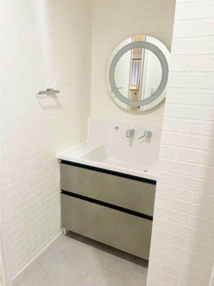 白を基調とした清潔感あふれる明るい洗面空間