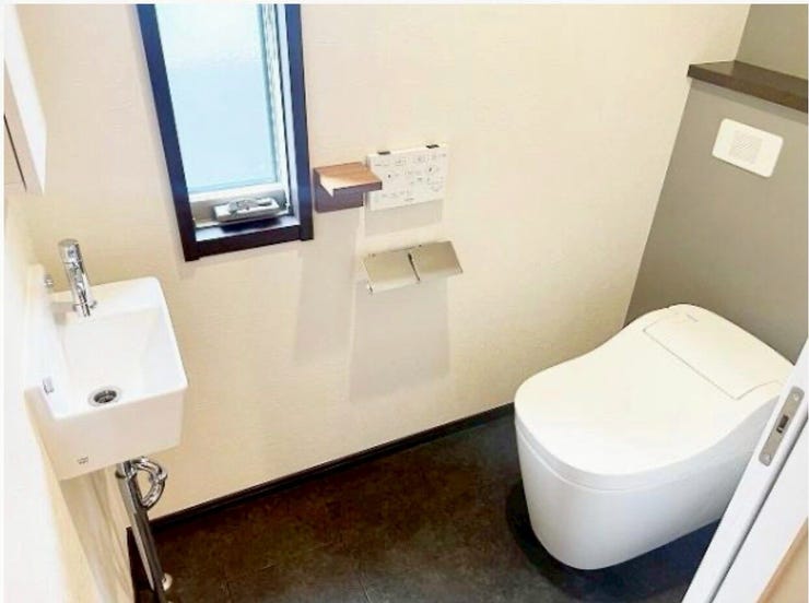 タンクレストイレと手洗いスペースもありとても快適な空間です
