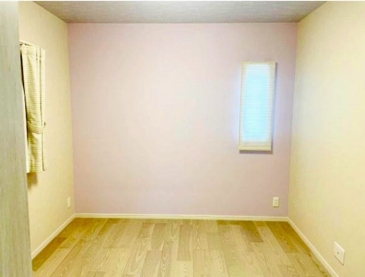 お子様のお部屋としてもお使いいただける、優しい雰囲気の壁紙が特徴的な洋室です