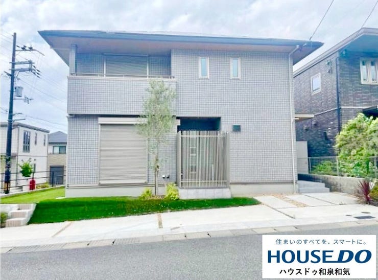 【外観】
パナソニックホーム施工のお家です!電動シャッター、調湿石膏ボードなど、暮らしやすさと機能性を追求した室内をぜひ一度ご覧ください!