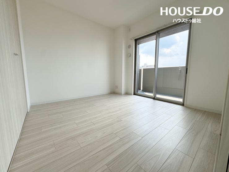 明るい窓がある洋室は、寝室や子ども部屋に最適です。