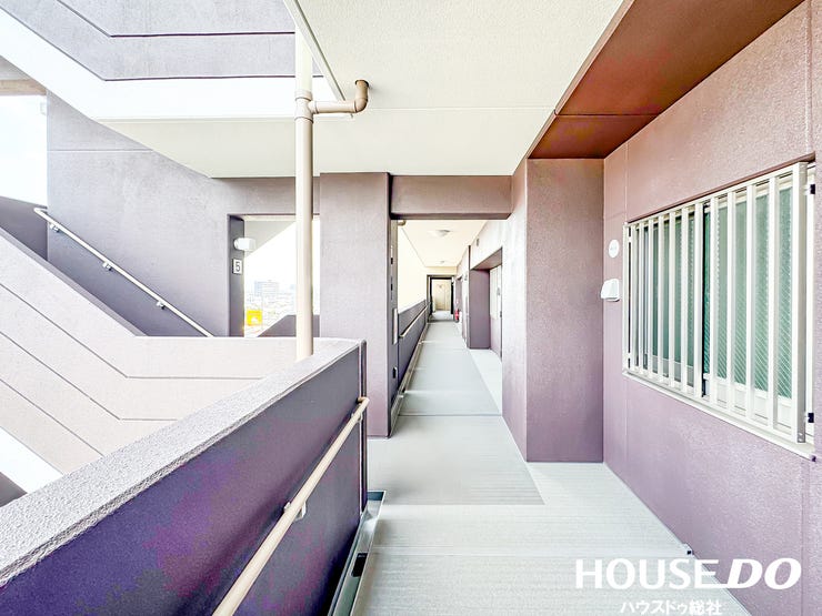 明るく清潔感のある共用廊下。安心感のある住環境が整っています。