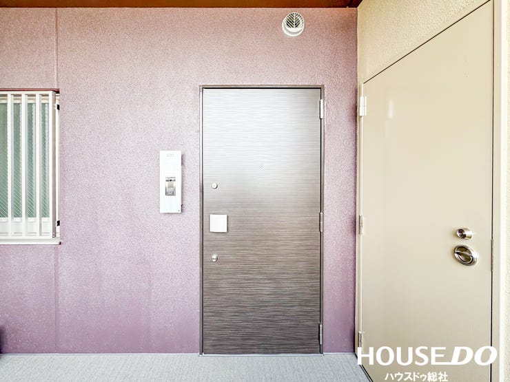 重厚感とデザイン性を兼ね備えた玄関扉。住まいの顔にふさわしい高級感があります。