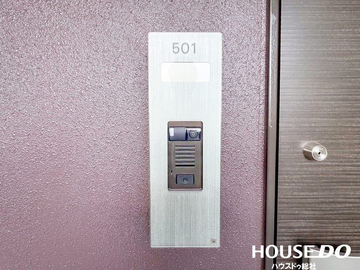 来訪者を確認できる安心のモニター付きインターホン。セキュリティ面も充実しています。