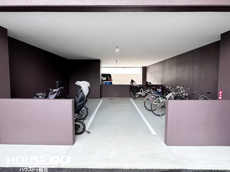 屋根付きの自転車置き場で、雨の日も安心。通勤・通学に便利です。