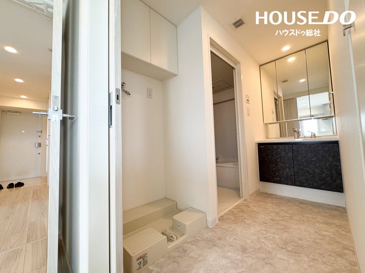 ゆとりある脱衣スペースで、毎日の入浴時間も快適に。家事動線もスムーズです。