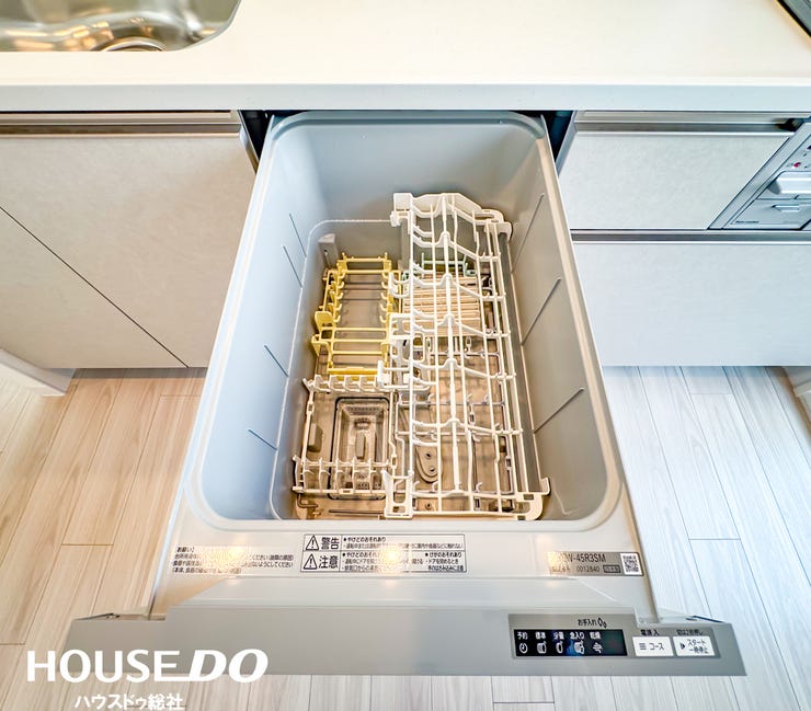 明るい日差しが差し込む広々LDK。ご家族が自然と集まりたくなる、心地よい空間です。