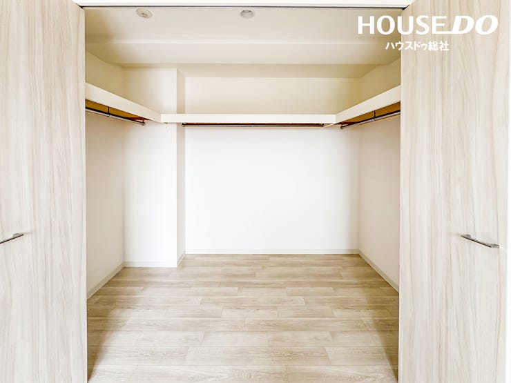 大容量の収納が可能なウォークインクローゼット。衣類や季節物もすっきり収まり、お部屋を広く使えます。