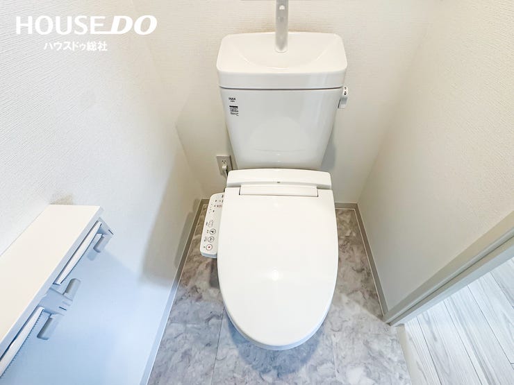 清潔感あふれるトイレ。温水洗浄便座付きで快適にお使いいただけます。