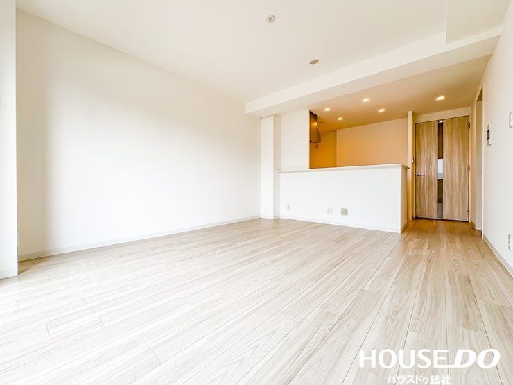 明るい日差しが差し込む広々LDK。ご家族が自然と集まりたくなる、心地よい空間です。