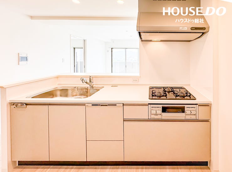 最新設備を備えたシステムキッチン。毎日の料理がもっと快適で楽しくなる空間です。