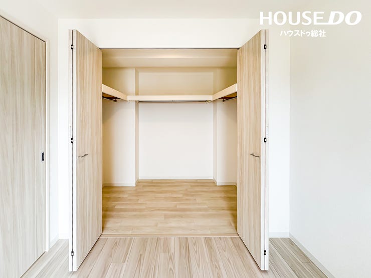 大容量の収納が可能なウォークインクローゼット。衣類や季節物もすっきり収まり、お部屋を広く使えます。