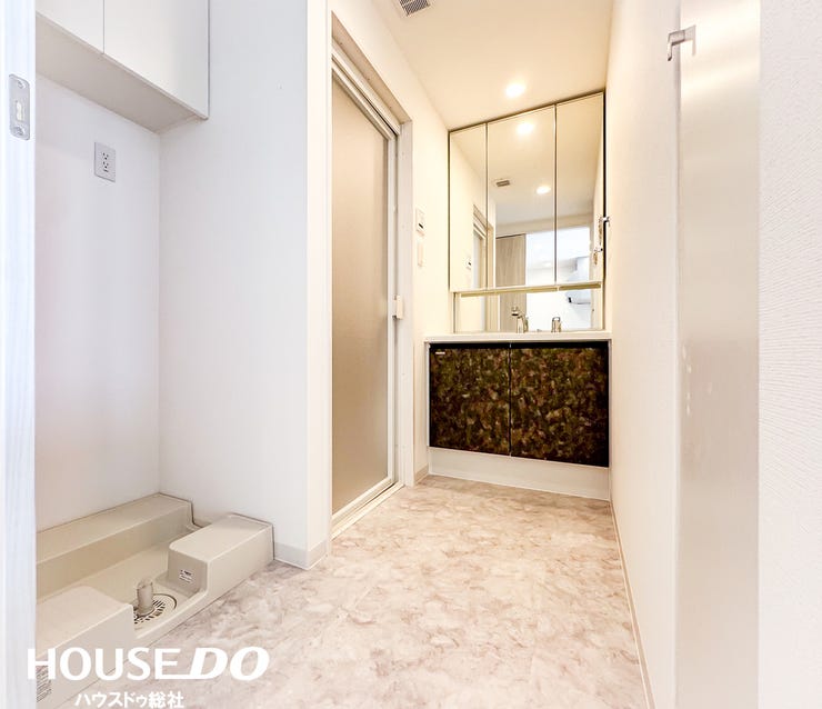 ゆとりある脱衣スペースで、毎日の入浴時間も快適に。家事動線もスムーズです。