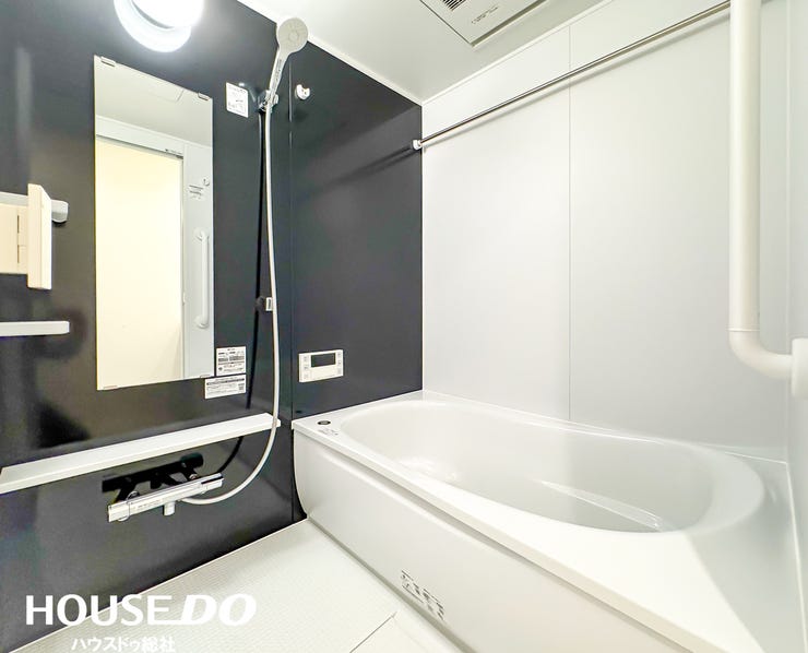 ゆったり浸かれる浴槽で、一日の疲れを癒すリラックスタイムを。浴室乾燥機も完備しています。