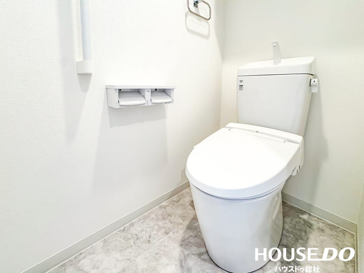 清潔感あふれるトイレ。温水洗浄便座付きで快適にお使いいただけます。