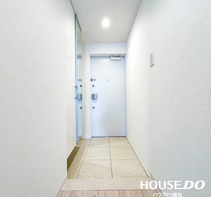 ゆとりのある玄関スペース。収納も充実しており、いつでもすっきりとした印象を保てます。