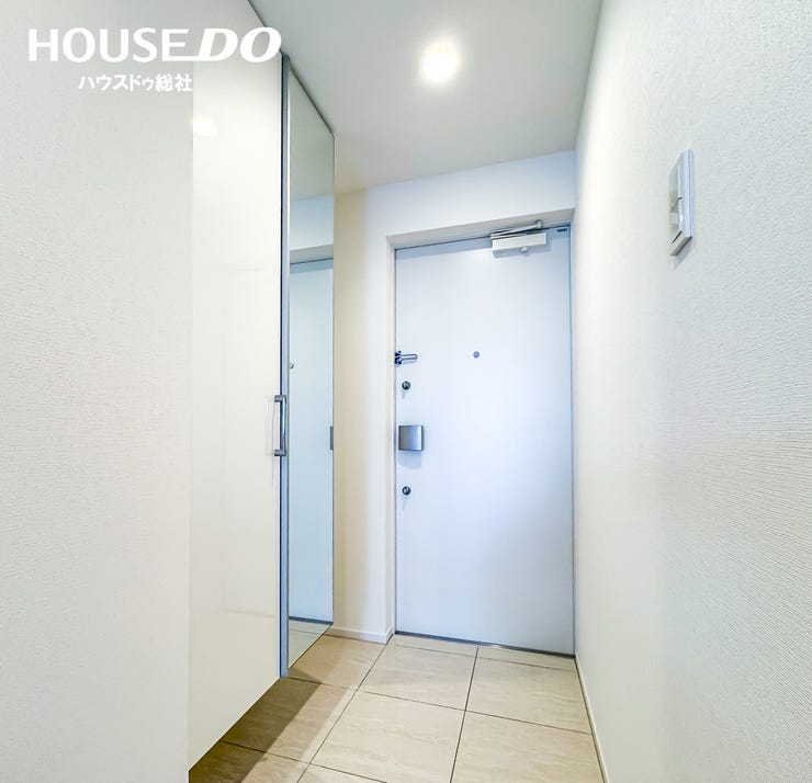 落ち着きと高級感を兼ね備えたエントランスホール。住む方を心地よく迎え入れます。