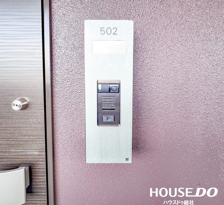 来訪者を確認できる安心のモニター付きインターホン。セキュリティ面も充実しています。